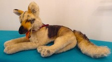 STEIFF SCHÄFERHUND "ARCO" aus MOHAIR liegend mit FILZZUNGE  ANFANG 1960er JAHRE