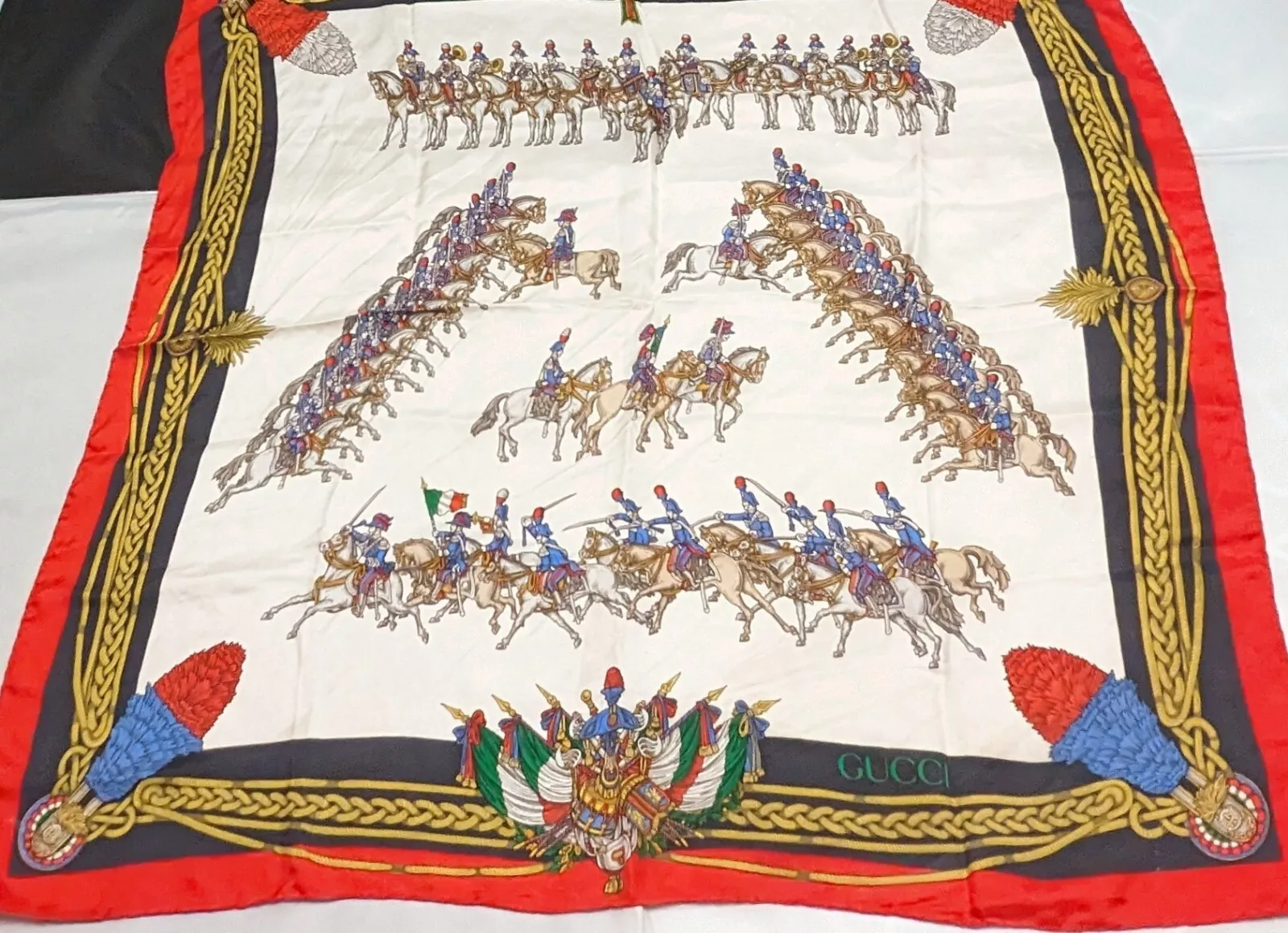 Écharpe à motif cheval GUCCI vintage 100 % soie 33 x 34 bords laminés à la main