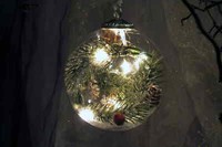 Weihnachtskugel Aus Glas Mit 7 Led Mit Tannenzweig Tannenzapfen Beeren Batterie