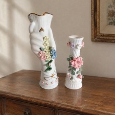 2 alte Blumenvasen 14/19 cm Dekoration 3D Bl&uuml;ten Porzellan wei&szlig; rosa