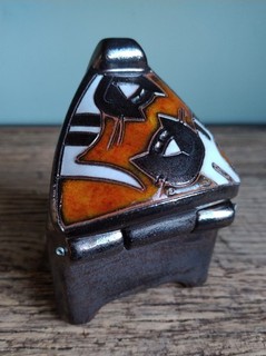 Gappa Pottery Tri Sided Hinged Lidded Box Distinctive Cat Design Trinket Box