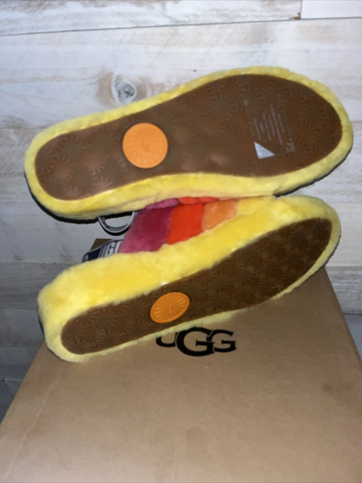 UGG FLUFF YEAH PRIDE SCIVOLO DONNA US taglia 10 nuovo con scatola