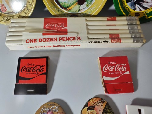 LOTTO 9 OGGETTI COCA-COLA vintage fiammiferi, matite, specchi, vassoi e portachiavi - Foto 7 di 12