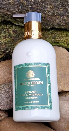 Dispensador bomba loción corporal MOLTON BROWN 300 ml Jubilant pino y pachulí - Imagen 3 de 3