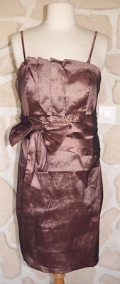 Robe de soirée longue avec encolure asymétrique et traîne amovible