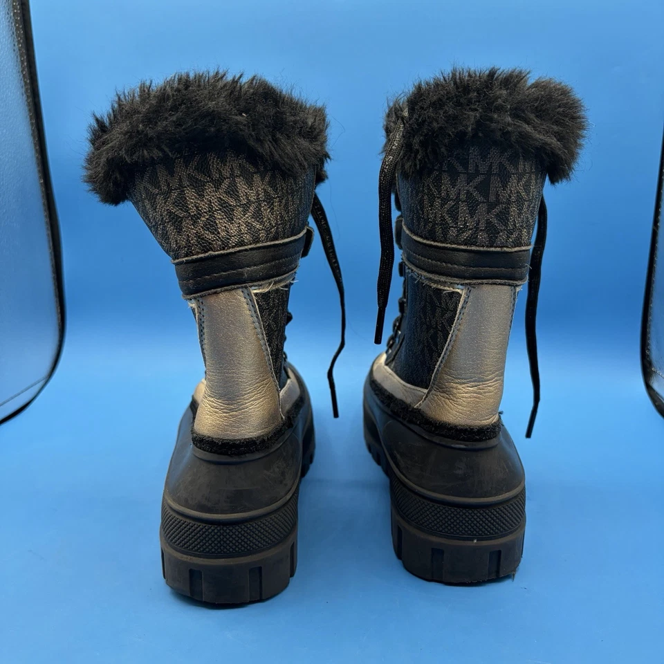 Nuevas Botas Michael Kors Negras Ozzie Logo Metálico Borde de Piel Talla 8 Foto 2 de 4