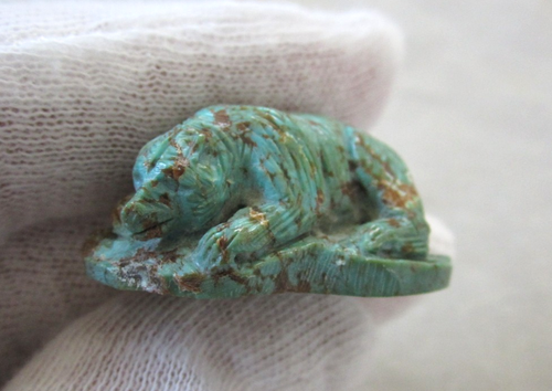 WONDERFUL OLD TURQUOISE "SLEEPING BEAR" ZUNI FETISH CARVING. MID 20TH C. - Picture 11 of 14