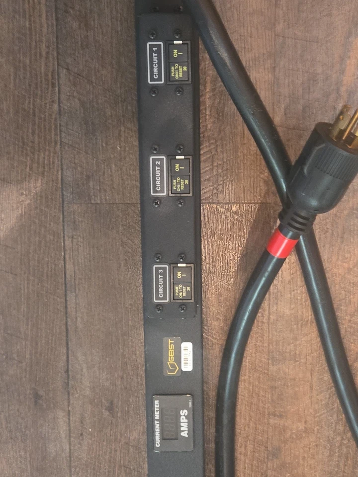 Enchufe Geist Metered PDU XPBA308-103IN6TL15 120/208V 30A (24) C13 y (6) C19 L15-30 Foto 3 de 4