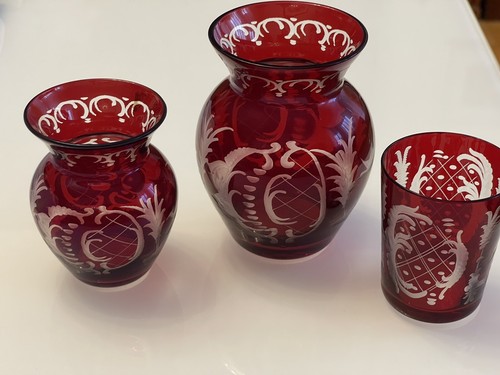 Böhmische zwei kleine Vasen und ein Trinkglas, linsenschliff, Rubinglass, Antik - Bild 2 von 9