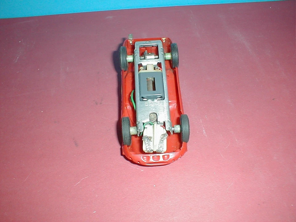 REVELL 1/32 VINTAGE ROJO FERRARI RUNNING SLOT CAR TIENE UN TUBO DE ESCAPE FALTANTE Foto 4 de 4