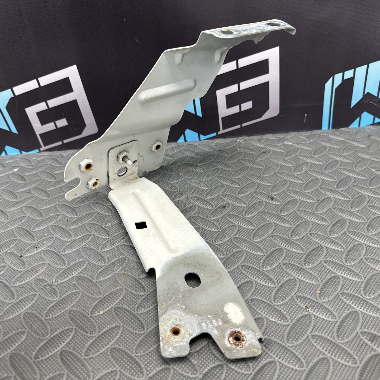 OEM 2014-2021 MASERATI GHIBLI FRONT RIGHT FENDER LOWER MOUNT SUPPORT BRACKET