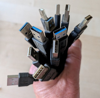 13 Kabel 5 x USB 3.0 Typ A / USB 3.0 Micro B 8 x USB 2.0 A / Mini USB und USB A