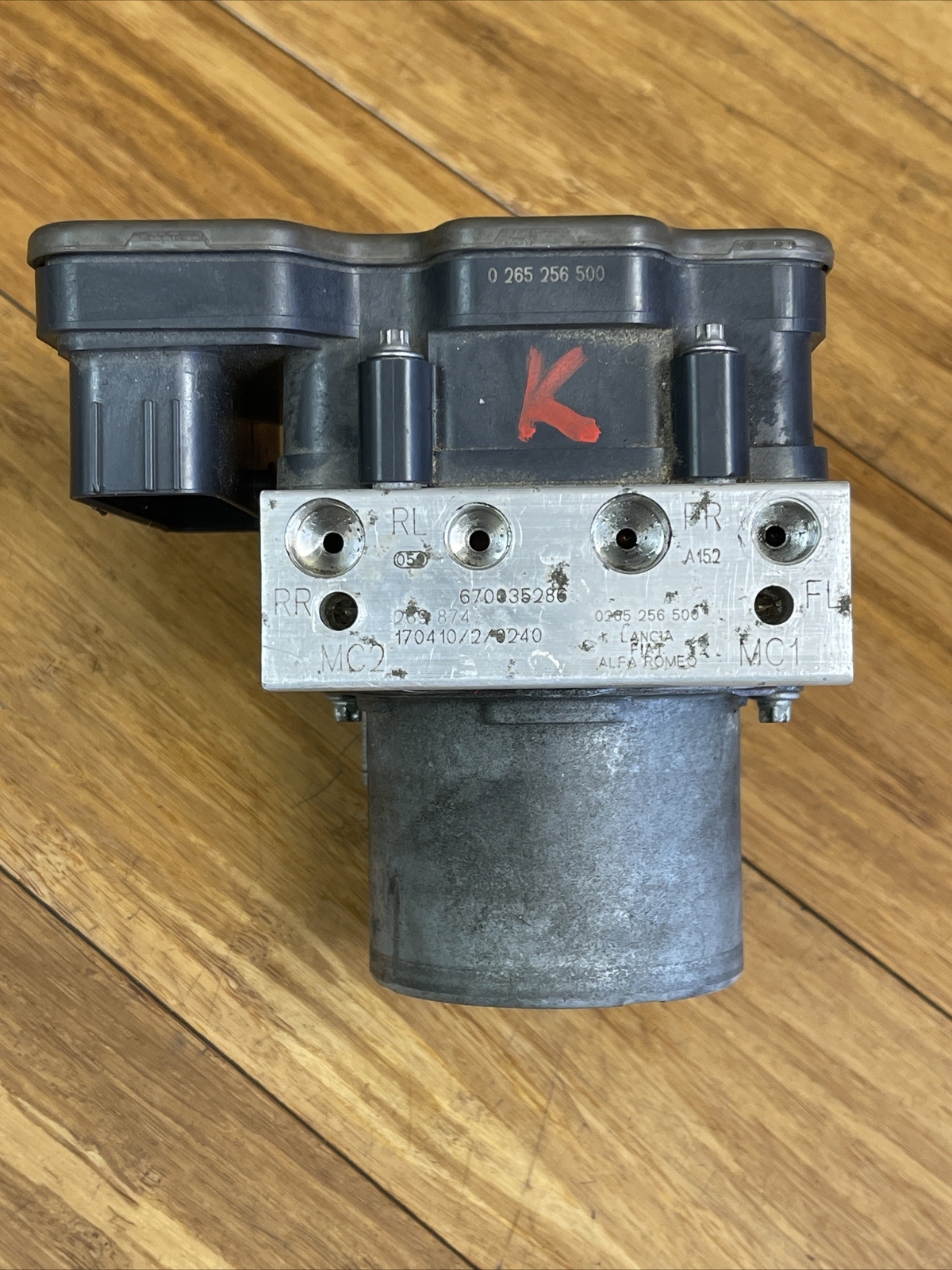 OEM 2017-2020 Maserati Levante ABS Anti Lock Brake Pump Module Unit 670035286