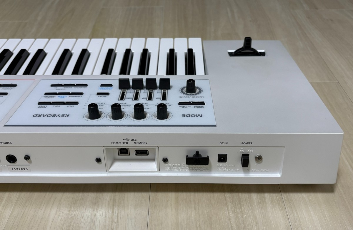 Roland JUNO-DS61W White 61-Key Keyboard Synthesizer with Soft Case