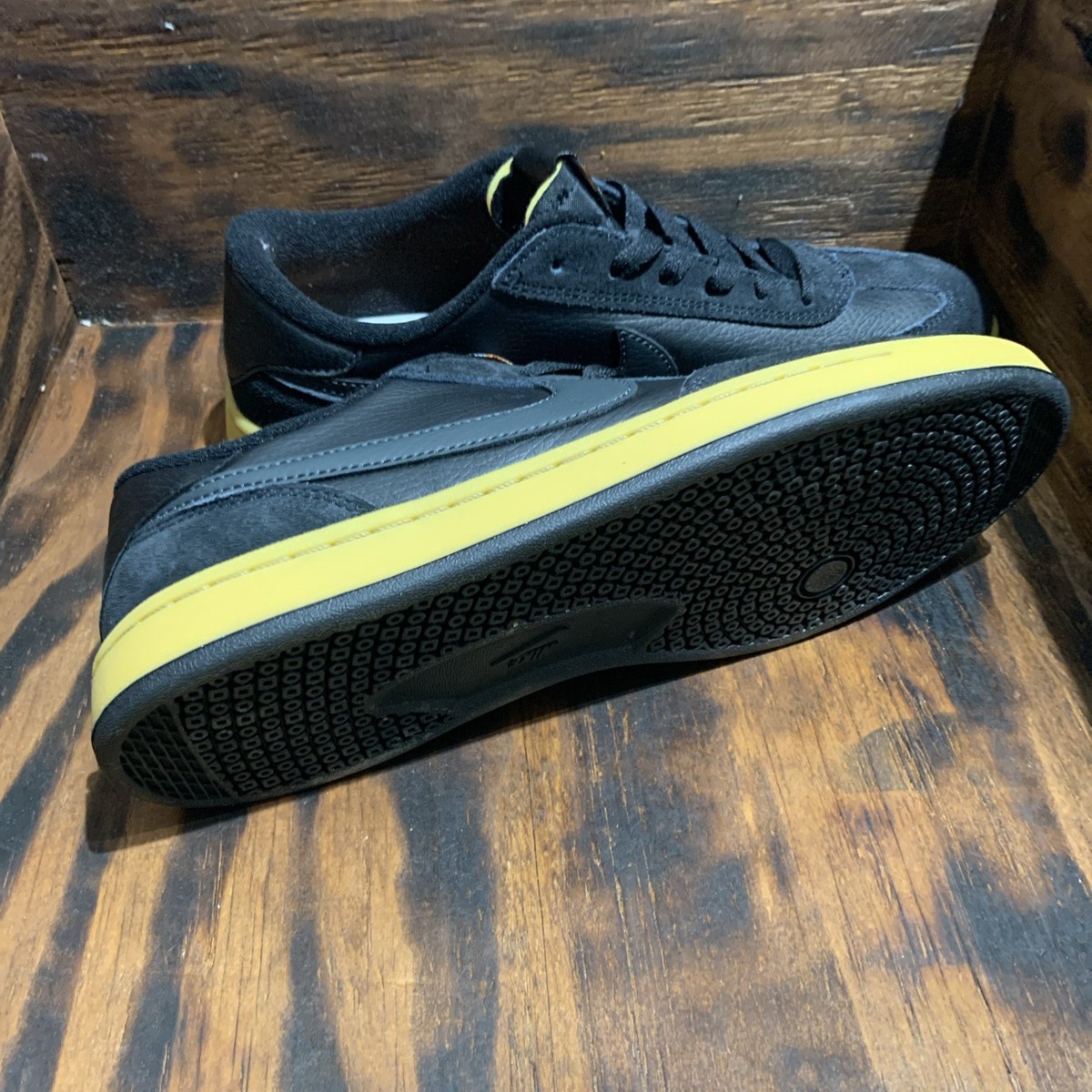 Nike SB FC Classic Black Vivid Orange Anthracite 909096-008  display picture 3