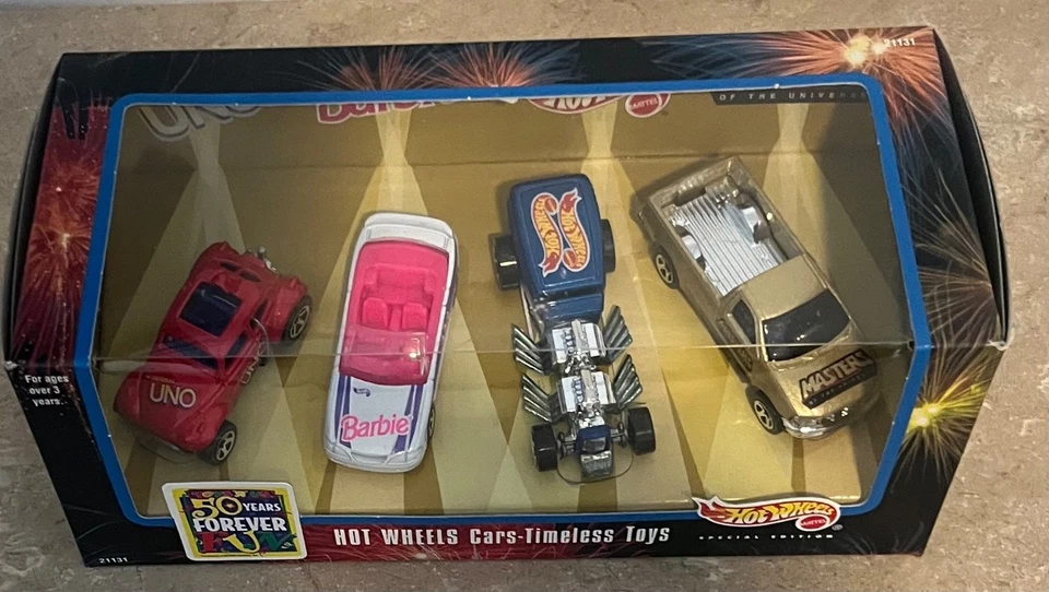 Набор Hot Wheels Toys R Us Timeless Toys 50 Years Forever Fun - Uno, Barbie 1:64 - Изображение 2 из 4