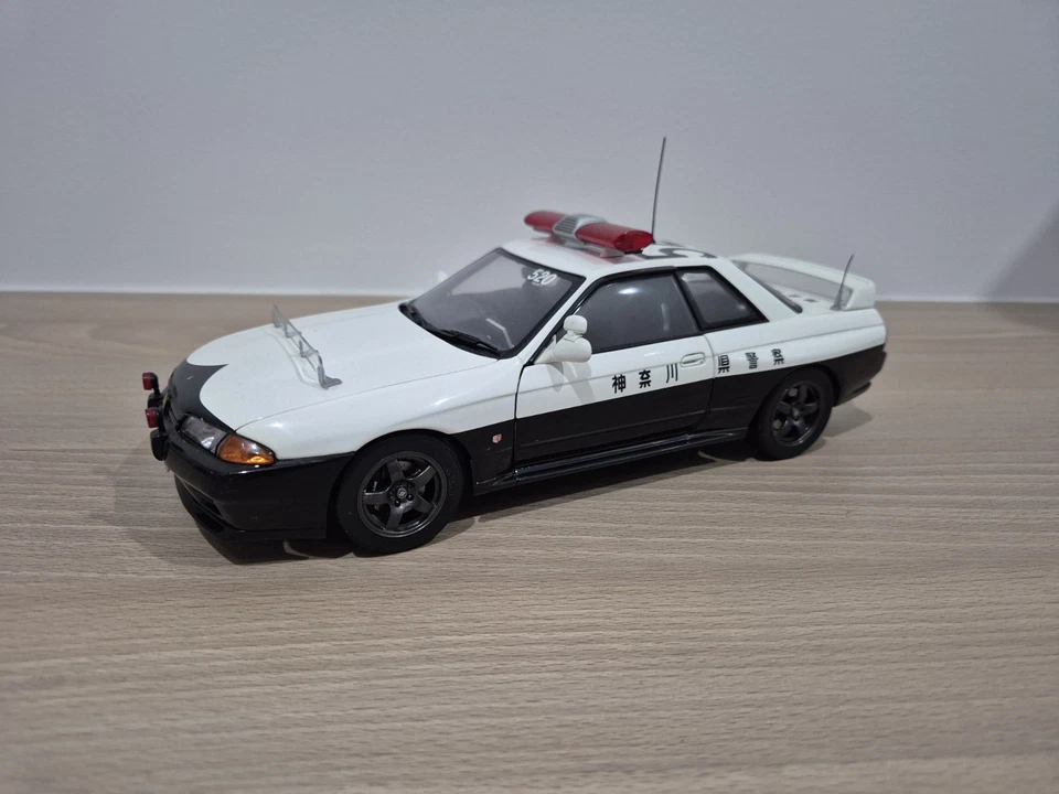 1:18 AUTOart Nissan Skyline GT-R (R32) Police (Kanagawa-Kenkei) #520  - Image 4 of 4