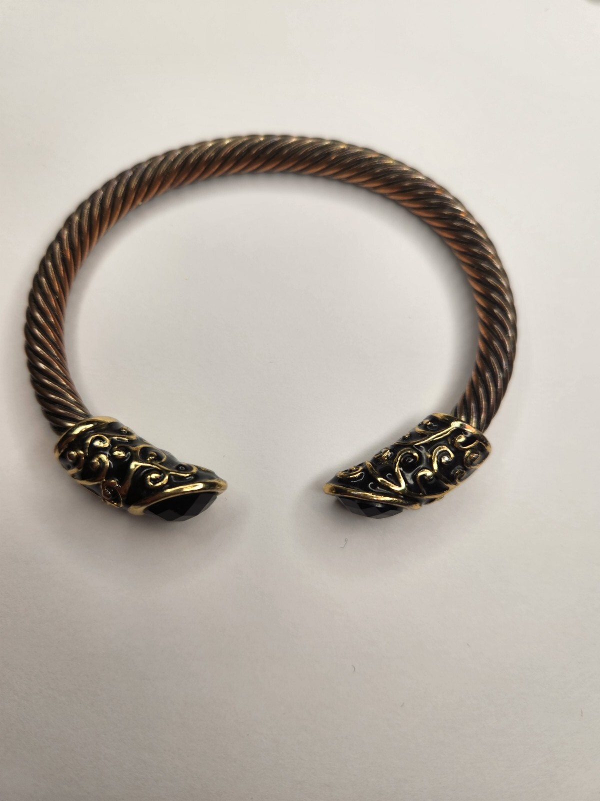 Elegant Bangle Bracelet Featuring Faux Black Gemstones-image