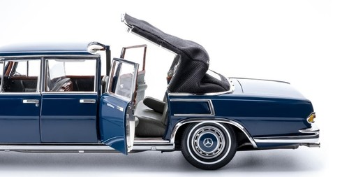 CMC 1/18 Mercedes-Benz 600 Pullman (W100) Landaulet with functional softt #M-205 - Picture 6 of 14