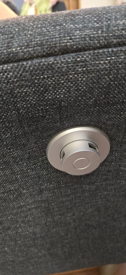 Original $839, $350 Raymour & Flanigan Love Seat, Azul con Puerto USB y Almohadas Foto 2 de 3