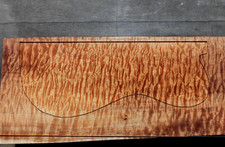 IMPRESIONANTE GUITARRA ACOLCHADA DE ARCE 19 5/8" X 8 3/4" X 2", LUTHIER, ARTESANAL, ESCALAS