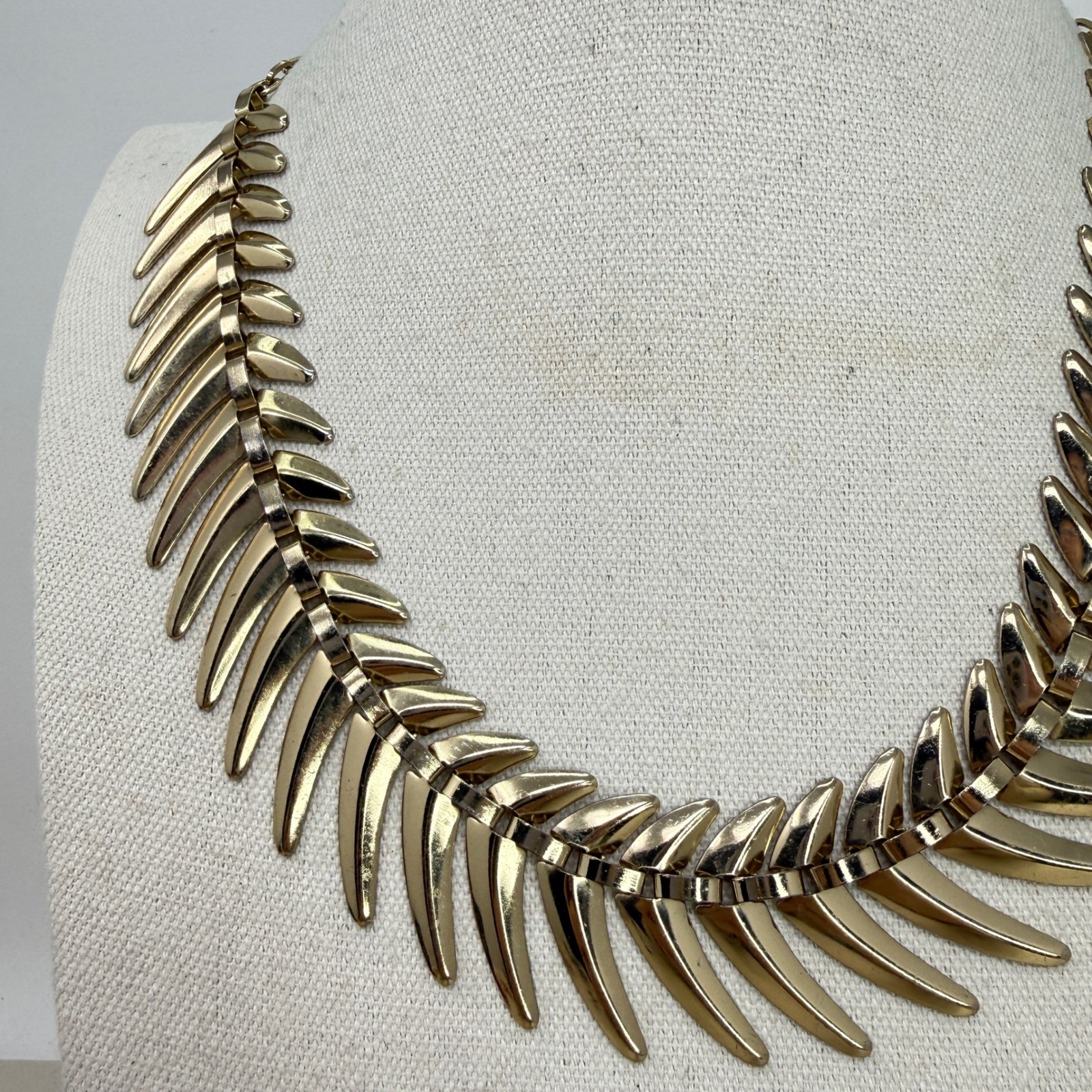 Chunky Leaf Pattern Necklace Articulated Bold Sta… - image 4