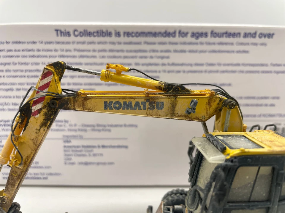 Komatsu PW148-10 Wheeled Excavator Muddy Version 1:50 Scale DieCast Model UH8083 - Image 3 of 4