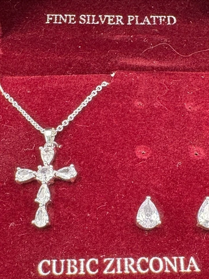 Caja de exhibición de pendientes y cruz de cristal enchapado en plata Danecraft iluminada Foto 4 de 4