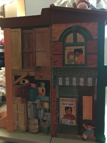 1975 Fisher Price Little People Sesame Street Brownstone House Plus 9 pieces - Picture 12 of 12