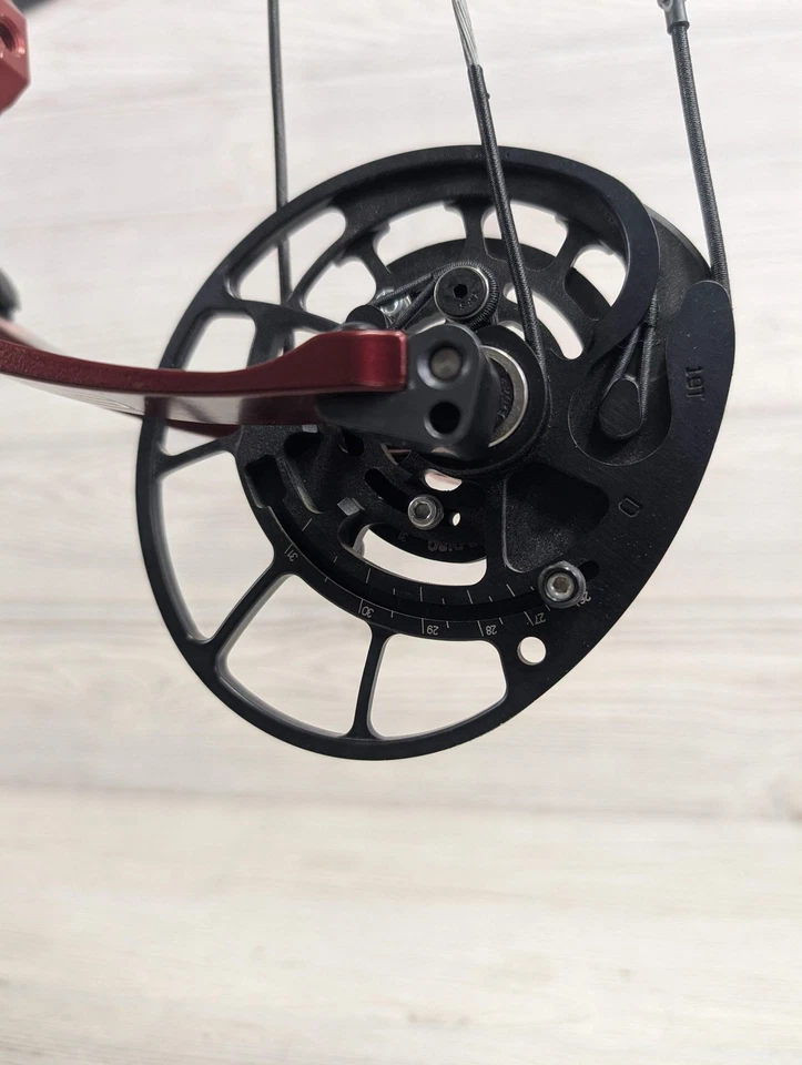 Arco rojo Bowtech Reckoning 35 60 lb diestro usado Foto 4 de 4