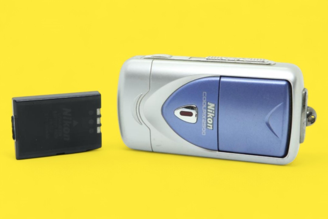 Nikon COOLPIX 2500 Digital Camera Blue Silver Compact Tested Zoom