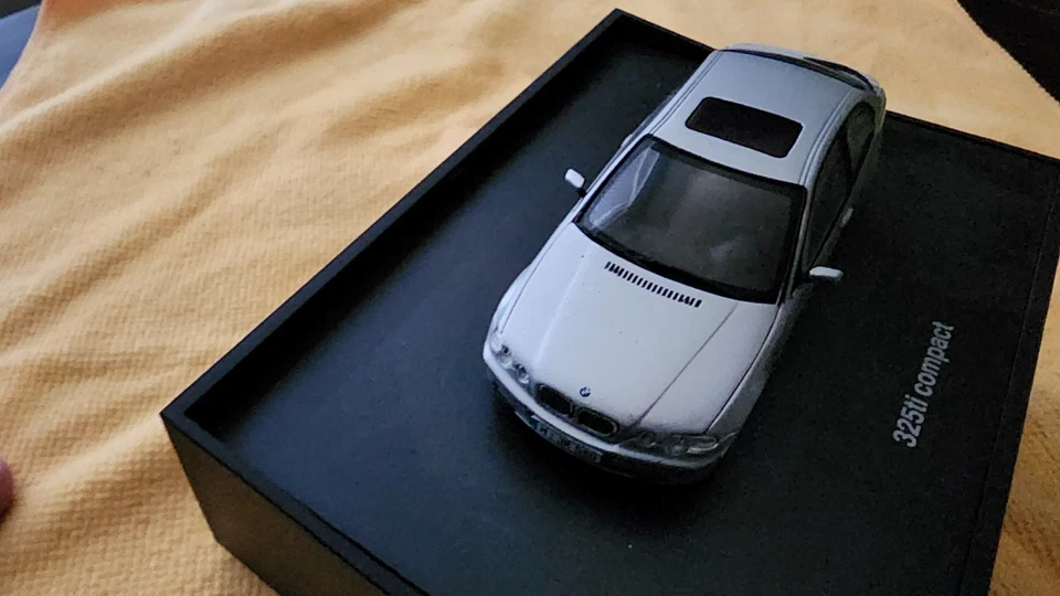 1:43 Minichamps BMW Serie 3 325 Ti Compacto (E46) 2000 Caja de concesionario Foto 3 de 4