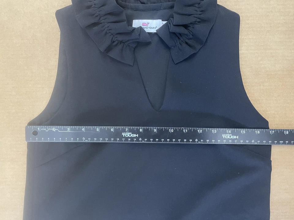 Mini Vestido Vineyard Vines Negro Sobre la Rodilla con Volantes Cuello en V Para Mujer Talla 2 Usado en Excelente Condición Foto 3 de 4