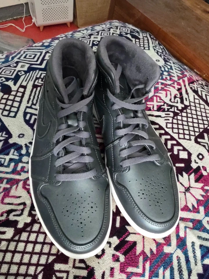 (NEW) Nike Air Jordan 1 Mid Nouveau Cool Grey White Gum 629151-007 Men's 11 - Image 2 of 4