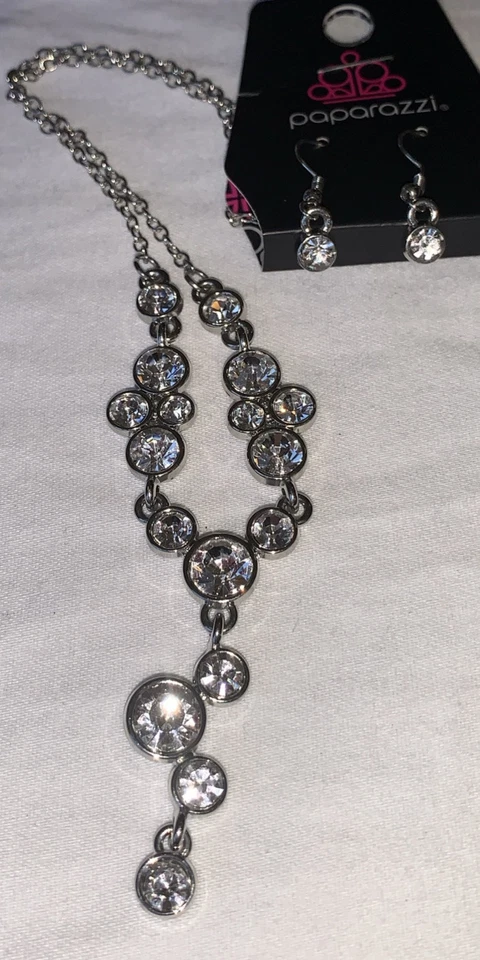 Nuevo collar gota de diamantes de imitación tono plata con pendientes a juego Foto 2 de 3