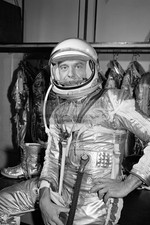 ALAN SHEPARD MERCURY REDSTONE 3 PRESSURE SUIT CLOSE UP 1961 4X6 POSTCARD PHOTO