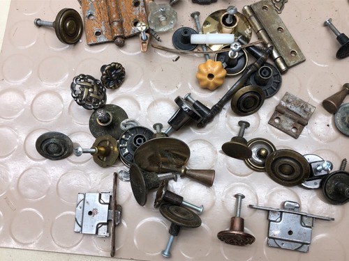 Lotto di manopole cassetto armadio misto serrature cerniere restauro hardware vintage - Foto 6 di 10