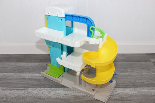 Fisher Price Little People Helpful Neighbors GARAGE RAMP PLAYSET 5 Wheelies Cars - Picture 11 of 18