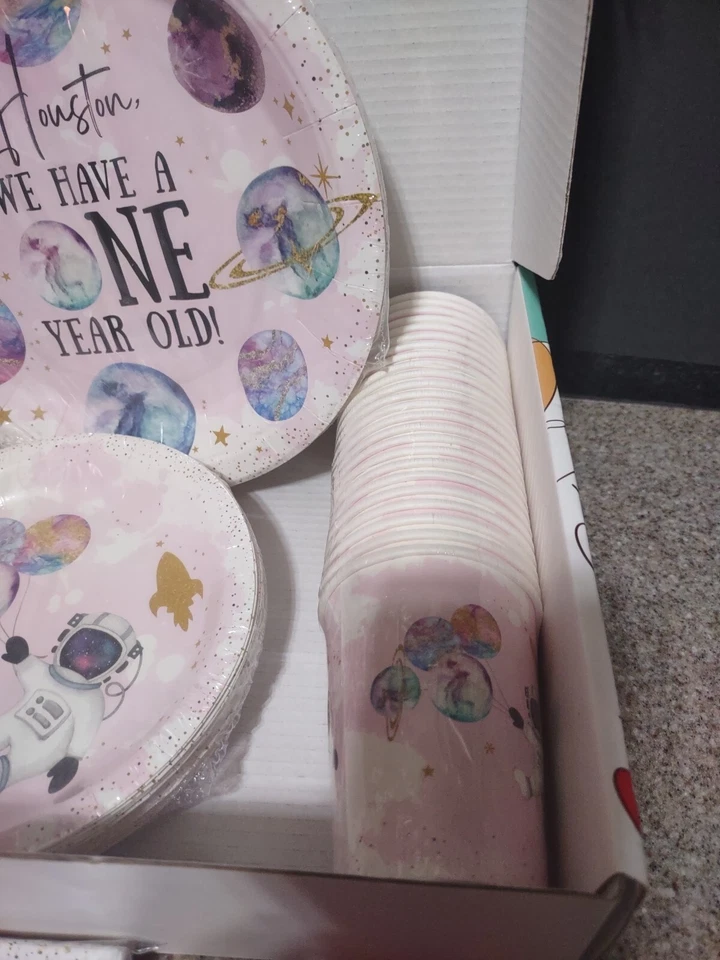 HIPVVILD Niña Espacio 1er Cumpleaños Fiesta - Tazas, Servilletas, Tenedores, Platos Foto 3 de 4