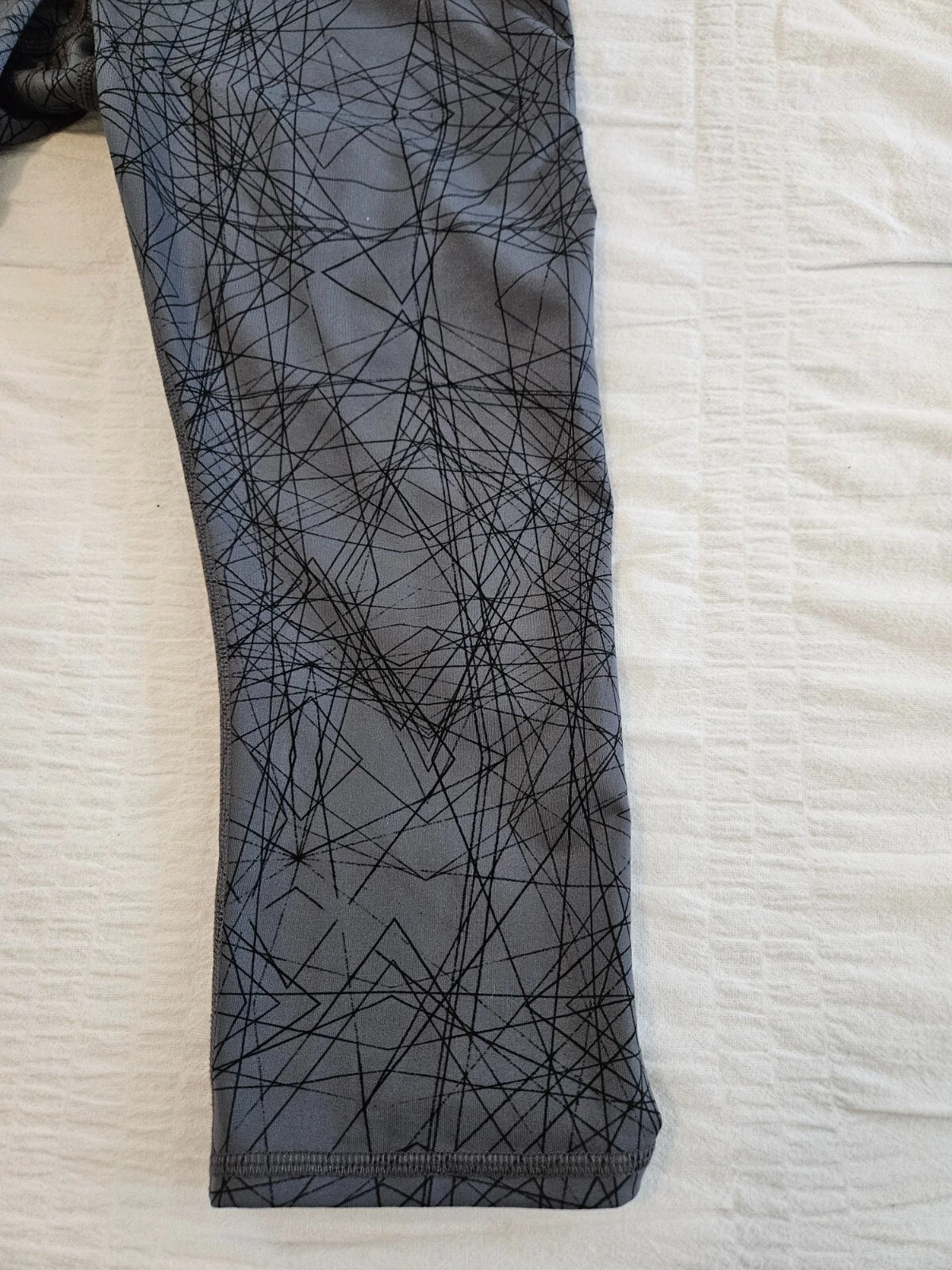 alo-yoga cropped black design bx4 leggings