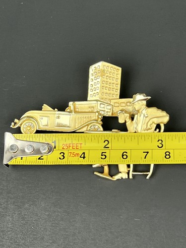 Signed Goldtone Vintage AJC Old Fashioned Skyline Man And Antique Car Brooch - Picture 9 of 9