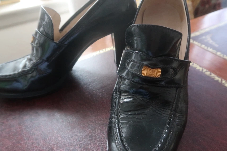 Tacones Mocasines Chanel Penny Vintage Años 90 Negro Charol con Moneda de Oro Talla 37 Foto 3 de 4
