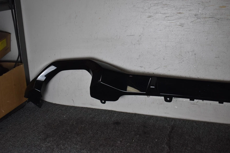 BMW X4 M40I 2022-2023 PANEL DE MOLDURA INFERIOR TRASERO FABRICANTE DE EQUIPOS ORIGINALES Foto 2 de 4