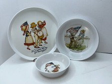 Vtg Oneida Deluxe Ware Holly Hobbie Plate,  Bowls Set A Grand Old Day Americana