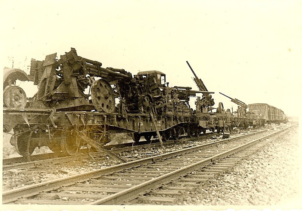 HASTY RETREAT! German View Captured Russian Railway Cars Loaded w/ AA