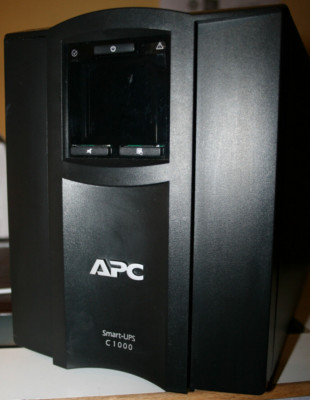 APC Smart-UPS 1000VA (SMT1000IC) Desktop USV 700W Schwarz - NEU