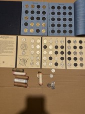 Lot US Münzen mit President Dollar Folder, State Quarter Folder und Rollen