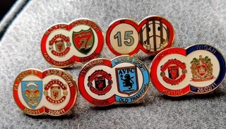 JOB LOT/COLLECTION OF 5 MANCHESTER UNITED FOOTBALL CLUB BADGES B
