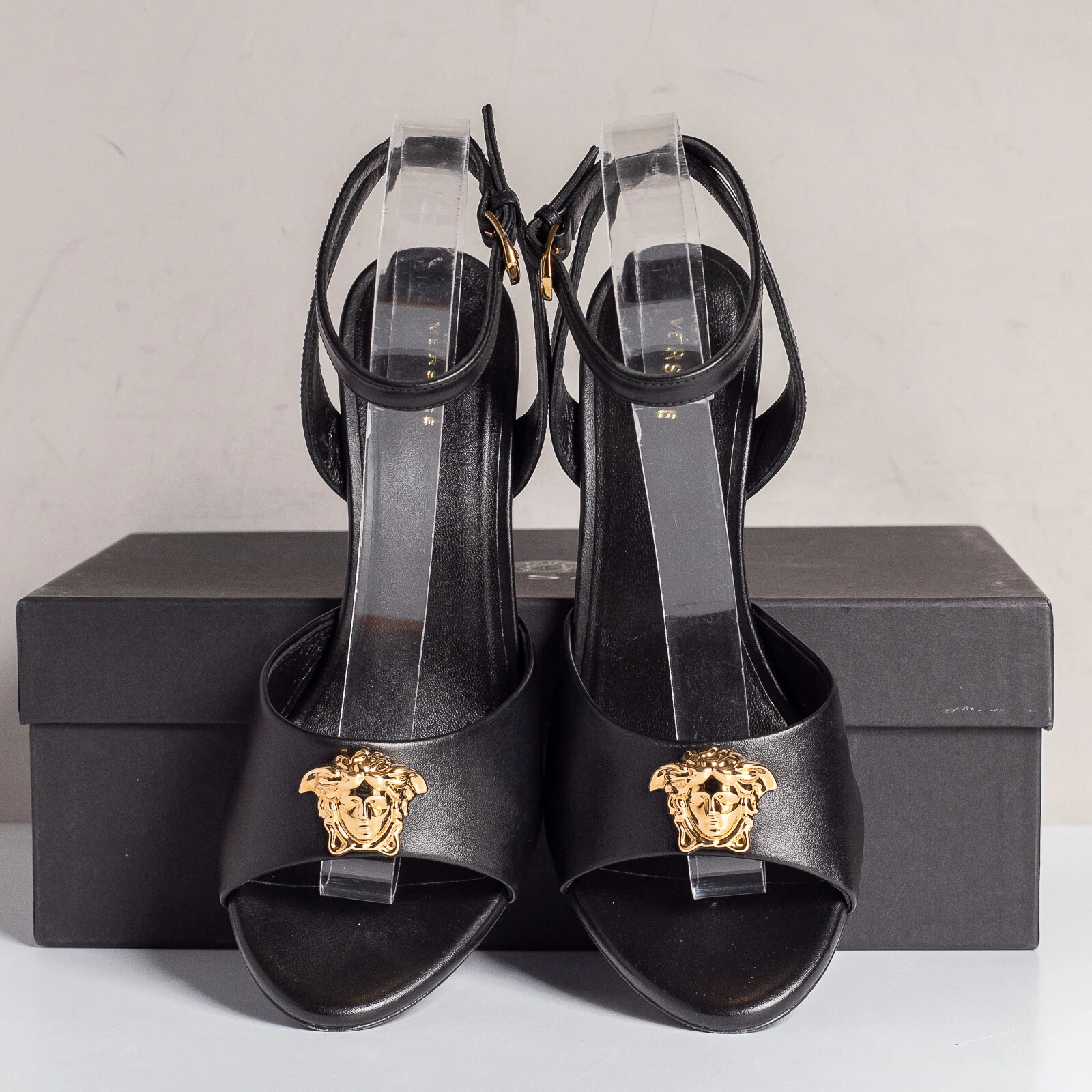 Sandali neri emblema oro Versace Medusa taglia 37 EU (7 US)