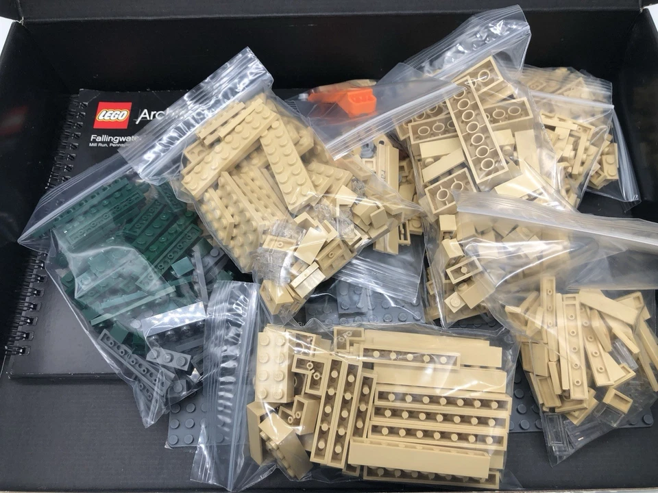 LEGO ARCHITECTURE - FALLINGWATER 21005 COMPLETE WITH ORIGINAL MANUAL AND BOX - Image 2 of 4